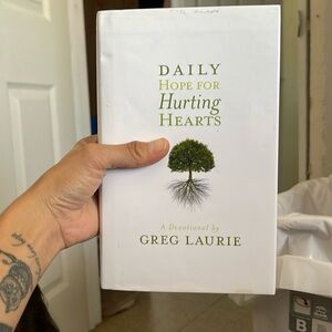 Daily hope for hurting hearts, a devotional by Greg Laurie